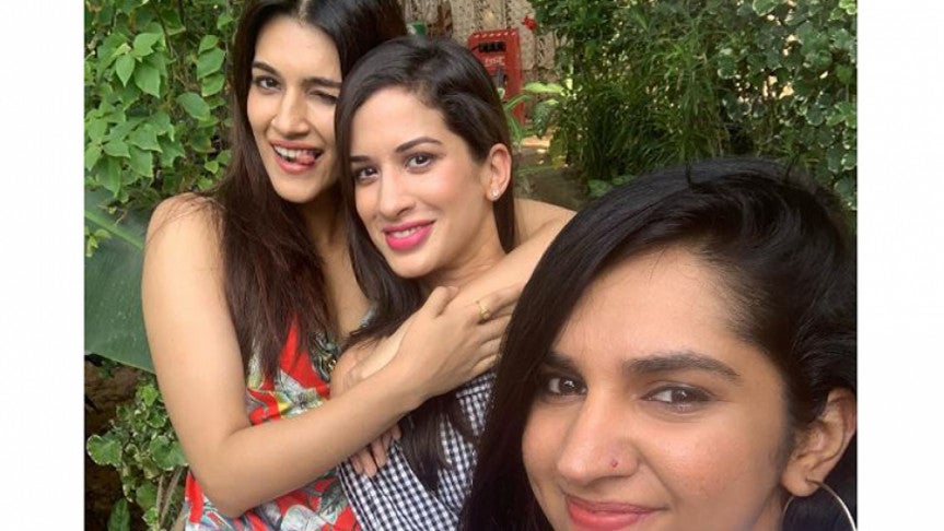 Kriti Sanon enjoying life in Goa with college friends | NTv Online
